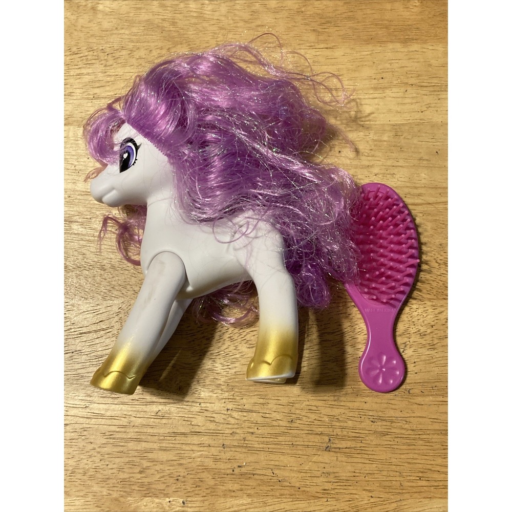 Zuru Unicorn with Purple Glitter Hair Plastic Figurine With hairbrush